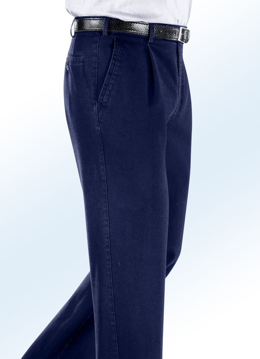 Jeans - Strijkvrije jeans met riem in 3 kleuren Jeans - Strijkvrije jeans met riem in 3 kleuren, in Größe 024 bis 062, in Farbe DARKBLUE