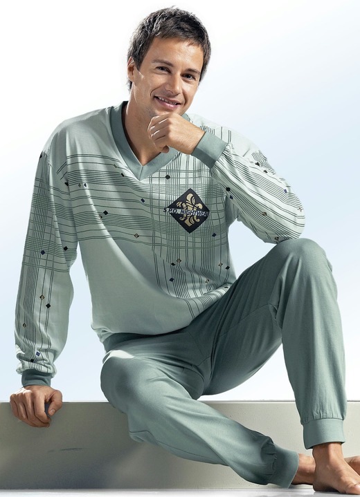 Pyjama's - Pyjama met V-hals, geplaatste opdruk en manchetten, in Größe 046 bis 060, in Farbe LICHTGROEN CEDERHOUT