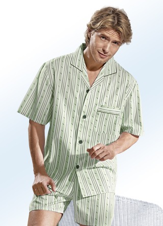 Shortama, nonchalant model en doorlopende knopen van geweven stof.