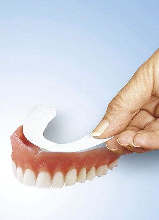 Kleefstrips voor tandprothese, verpakking met 2 stuks
