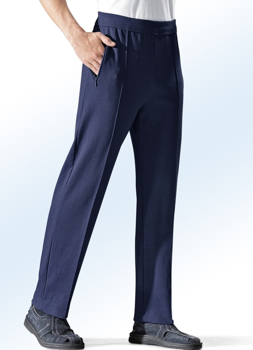 Vrijetijdbroeken - Vrijetijdsbroek ‘Athlete’ in 4 kleuren Vrijetijdbroeken - Vrijetijdsbroek ‘Athlete’ in 4 kleuren, in Größe 024 bis 060, in Farbe MARINE
