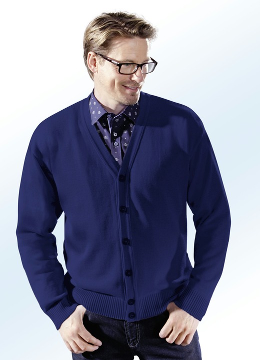 Gebreide jassen - Cardigan met volledige knoopsluiting in 5 kleuren Gebreide jassen - Cardigan met volledige knoopsluiting in 5 kleuren, in Größe 044 bis 062, in Farbe MARINE