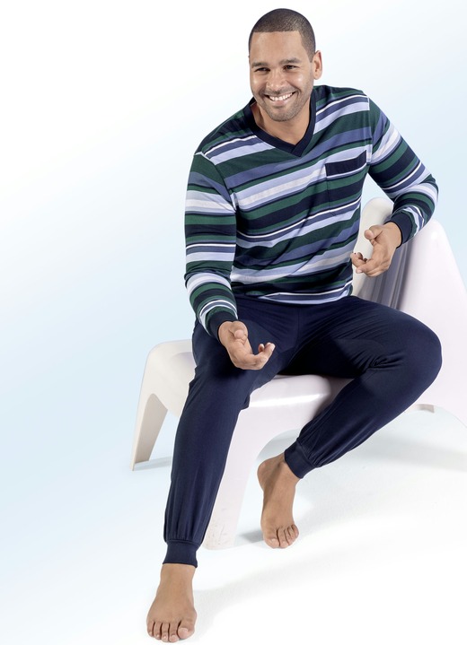 Pyjamas - Pyjama met V-hals, garengeverfd streepmotief, borstzakje en boorden, in Größe 046 bis 060, in Farbe MARINE-GROEN