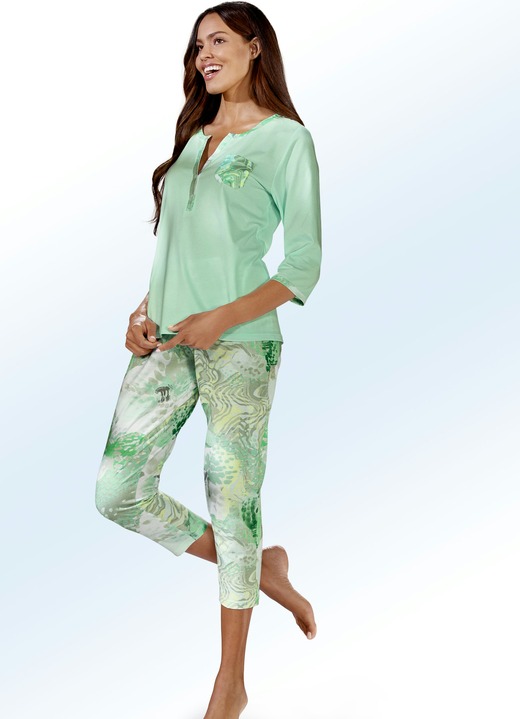 Pyjama's & shorties - Pyjama met 3/4-mouwen en 7/8-broek, in Größe 034 bis 052, in Farbe MINT-MEERKLEURIG Ansicht 1