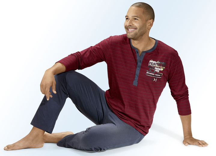 Pyjamas - Set van twee pyjama's met lange knoopsluiting, garengeverfd gestreept dessin en geprint motief, in Größe 046 bis 062, in Farbe 1 X BORDEAUX-ANTRACIET, 1 X LICHTBLAUW-MARINE Ansicht 1