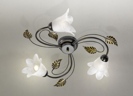 Metalen plafondlamp met decoratief blad