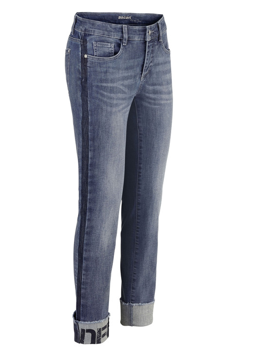 Broek met knoop- en ritssluiting - Jeans met franjes aan de zoom en letters op één broekspijp, in Größe 017 bis 050, in Farbe JEANSBLAU Ansicht 1