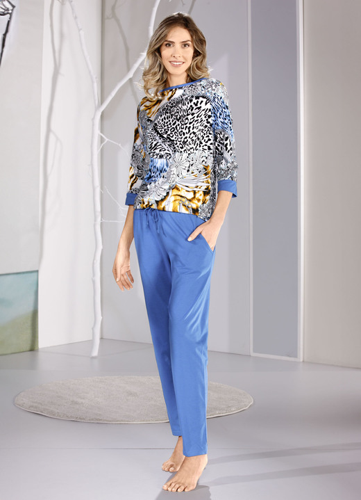Pyjama's & shorties - Pyjama met 3/4 lange mouwen en lange broek, in Größe 038 bis 050, in Farbe WEISS-ROYALBLAU-BUNT Ansicht 1