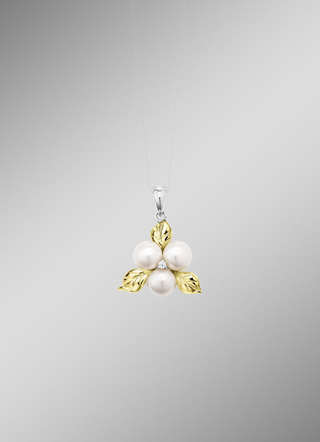 Bloeiende schoonheid: hanger met schelpparels en synthetische zirkonia