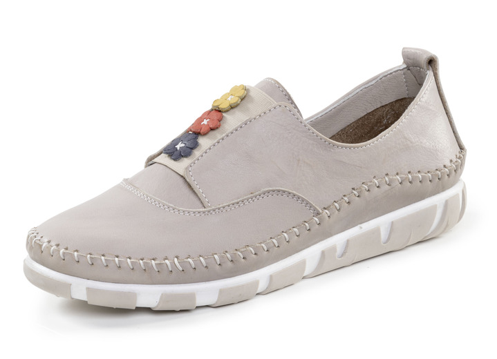 Instappers & veterschoenen - Gemini pantoffels met een subtiele kreukelstructuur en kleurrijke leren bloemen, in Größe 036 bis 042, in Farbe KIESEL Ansicht 1