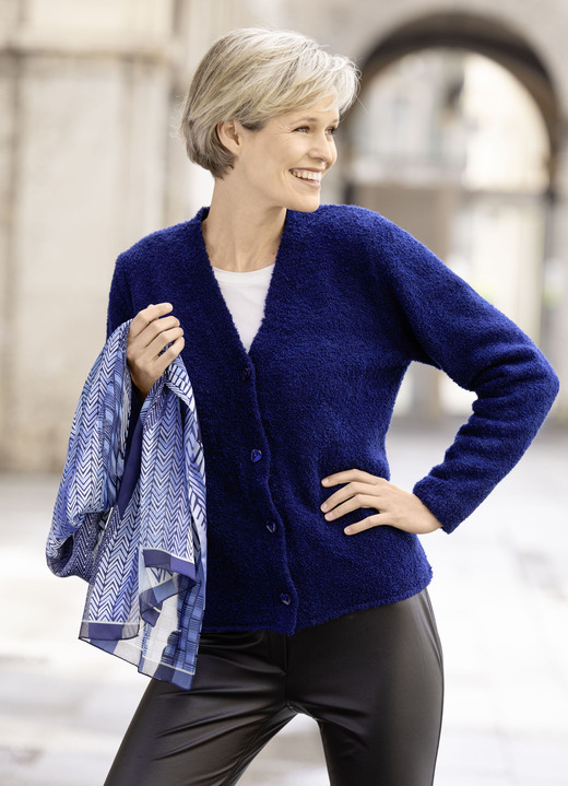Gebreide jasjes - Cardigan in fluffy bouclé kwaliteit Gebreide jasjes - Cardigan in fluffy bouclé kwaliteit, in Größe 036 bis 052, in Farbe NACHTBLAU