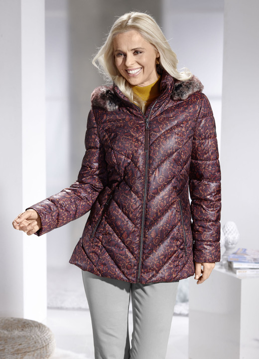 Winterjacks - Jas met imitatiebontvoering in de capuchon, in Größe 036 bis 052, in Farbe AUBERGINE-BUNT Ansicht 1