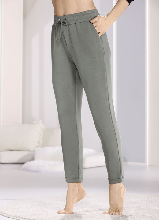 Pyjama's & shorties - Slaap- en vrijetijdsbroek met zakken en brede elastische tailleband, in Größe 034 bis 054, in Farbe OLIV