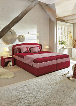 Gestoffeerd bed met ruime bedkast