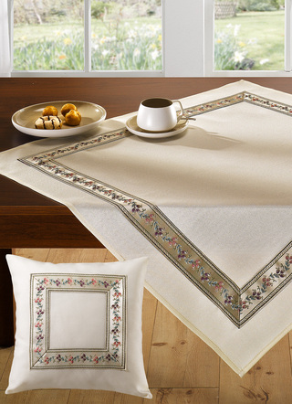 Stijlvolle tafel- en kamerdecoratie met rondomlopende rand