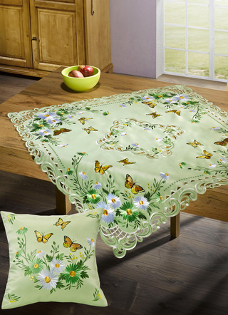 Tafel- en kamerdecoratie met bloemen en vlinders