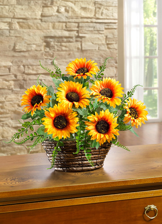 Zonnebloemstuk in rieten mand