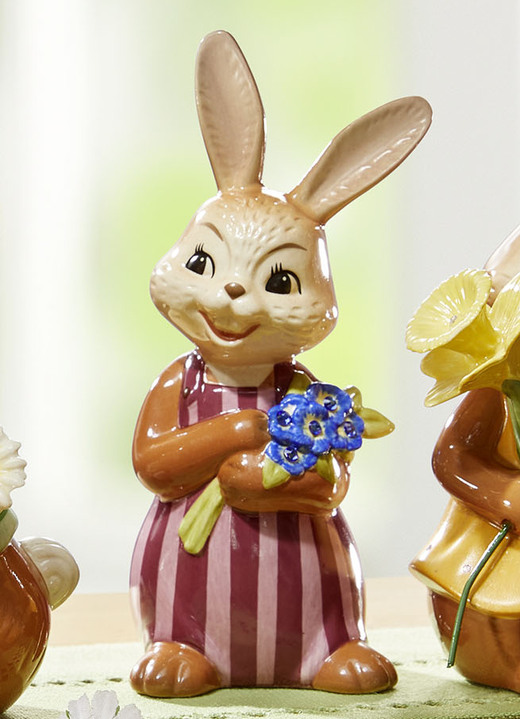 Pasen - Goebel konijnen gemaakt van fijn steengoed, in Farbe MULTICOLOR, in Ausführung Bunny Boy met Forget-Me-Not Ansicht 1