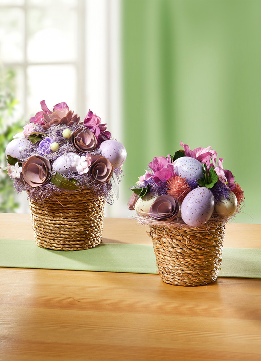 Pasen - Bloemstuk in een rieten mand, in Farbe VIOLET, in Ausführung groot