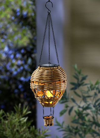 Hangballon op zonne-energie in rotanlook