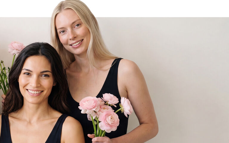 Twee vrouwen met bloemen in de hand
