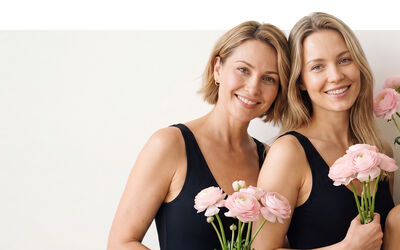 Twee dames met bloemen in de hand
