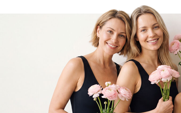 Twee vrouwen met bloemen in de hand