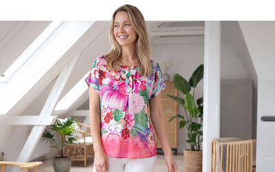Dame in een tuniek met bloemenpatroon
