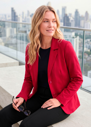 Vrouw in een rode blazer