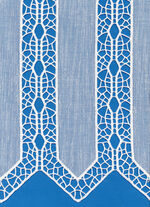 Kort gordijn met uitvoerig vervaardigd macramékant