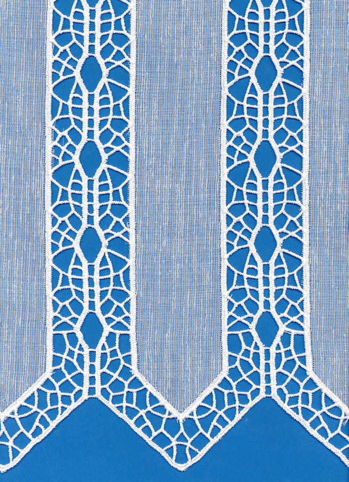 Kort gordijn met uitvoerig vervaardigd macramékant