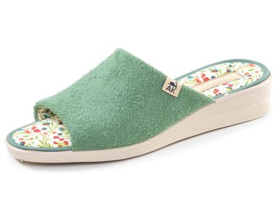 Klassieke damespantoffels, gemaakt van textielmateriaal 