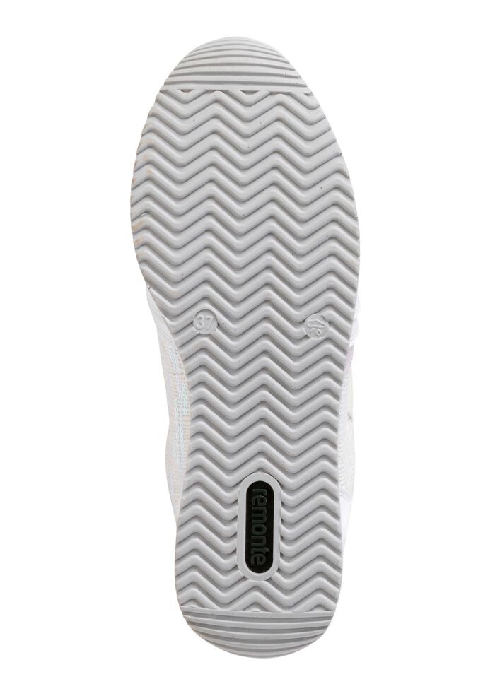 Sneakers van een interessante materiaalmix 