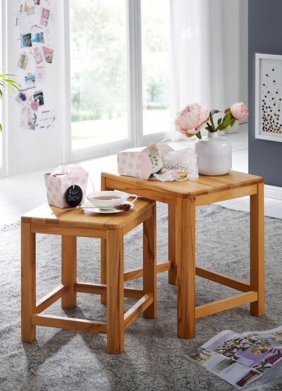 Bijzettafelduo van massief hout in geoliede uitvoering 