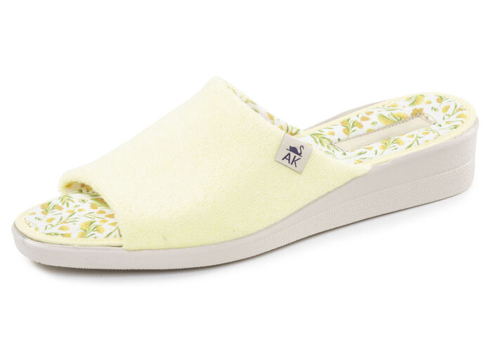 Klassieke damespantoffels, gemaakt van textielmateriaal GELB