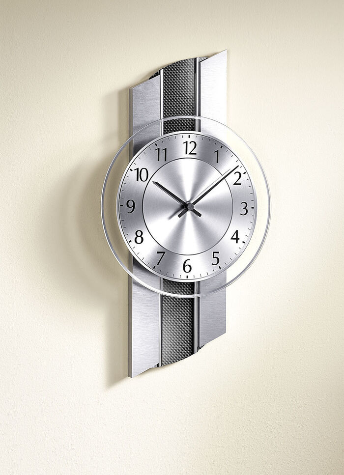 Wandklok met achterzijde in carbon-look 