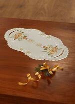 Liefdevol geborduurde tafel- en kamerdecoratie 