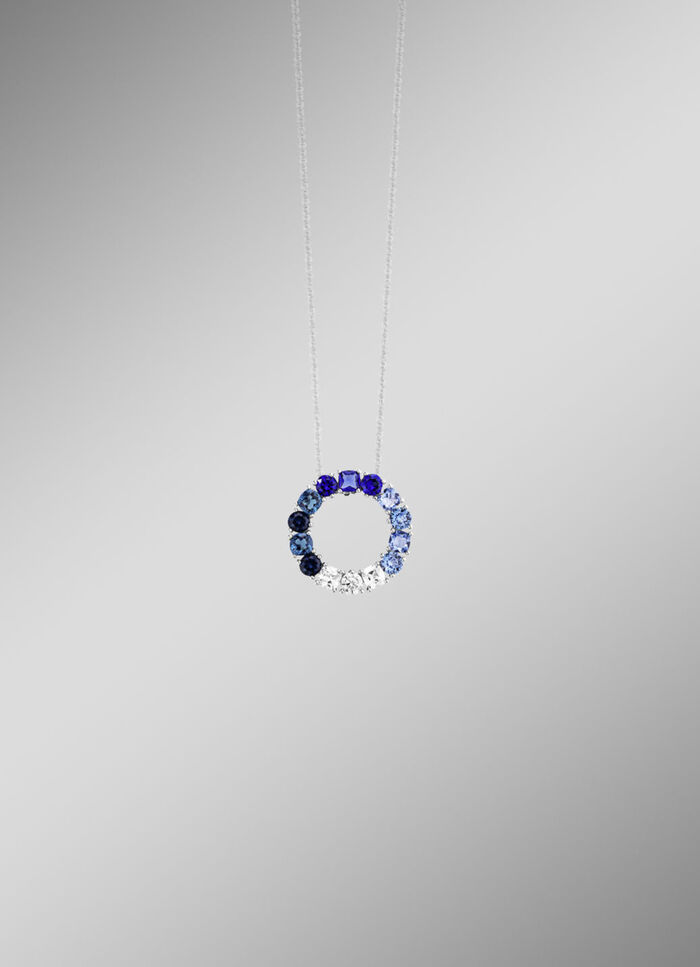 Hanger met synthetische zirkonia in wit- en blauwtinten 