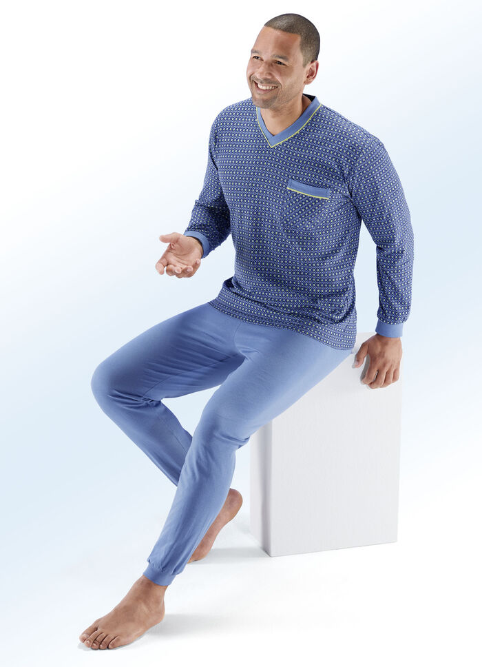 Pyjama met V-hals, borstzakje en alloverdessin