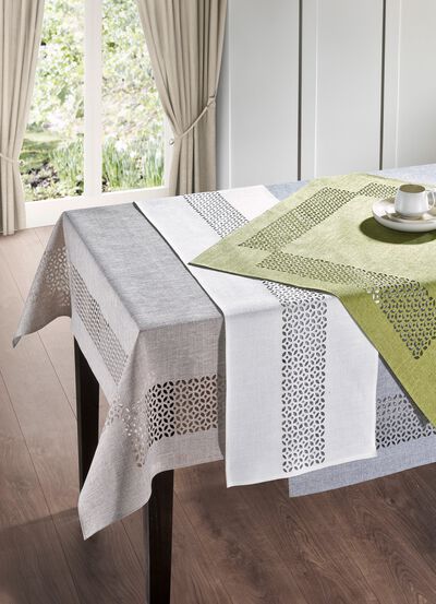 Tafelkleed met decoratieve perforaties 