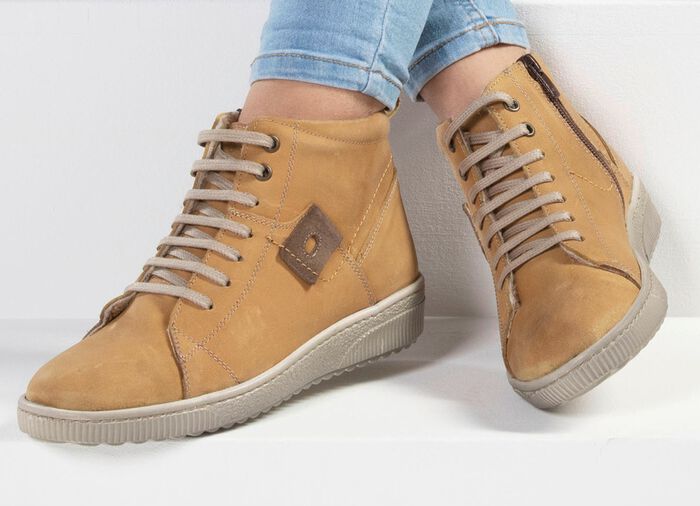 ELENA EDEN veterlaarsje van nubuckleer, met leren applicatie 