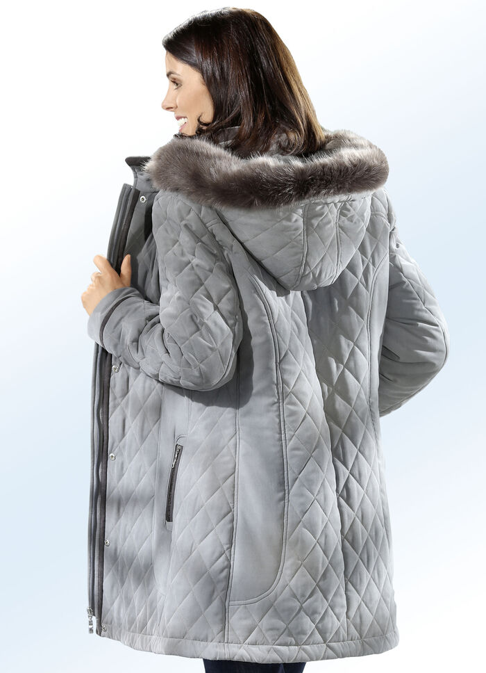 Korte jas met contrasterende kleuraccenten 