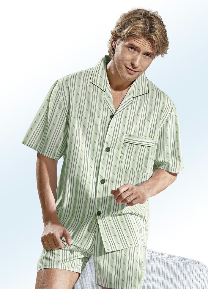 Shortama, nonchalant model en doorlopende knopen van geweven stof. 