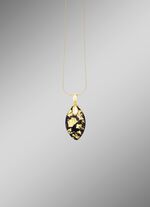 Hanger met onyx, bewerkt en bergkristal met bladgouden triplet 