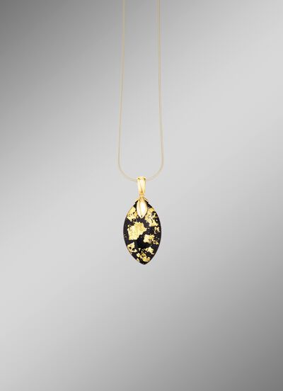 Hanger met onyx, bewerkt en bergkristal met bladgouden triplet 