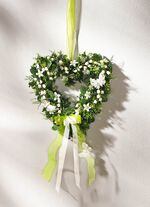 Buxushart met lelietje-van-dalen en vlinders 