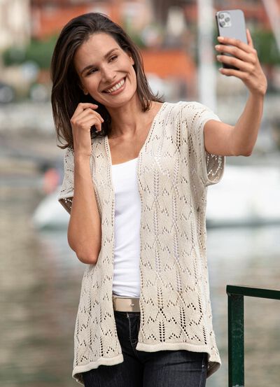 Gebreid vest met ajourmotief 