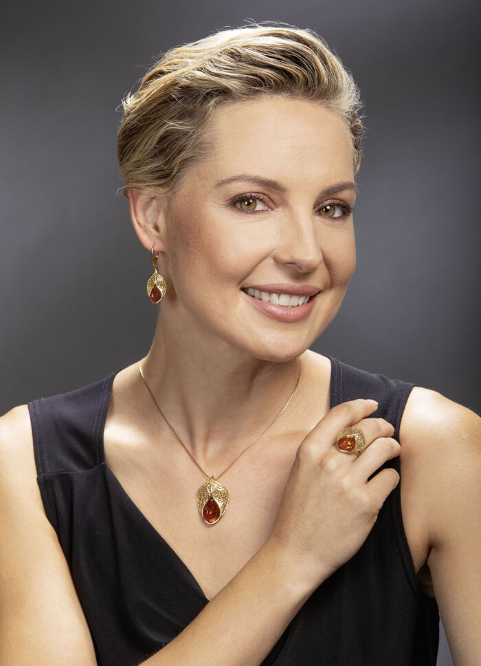 Vergulde hanger met barnsteen 