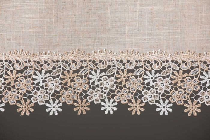 Kort gordijn met macram&eacute;kant 