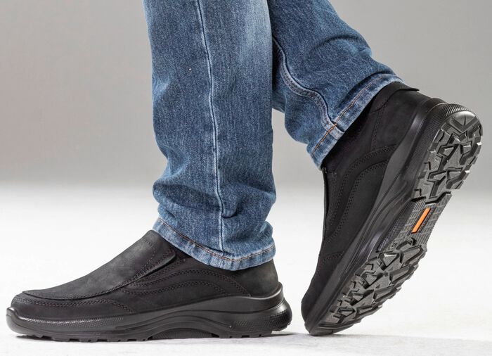 Slippers gemaakt van nubuckleer ZWART